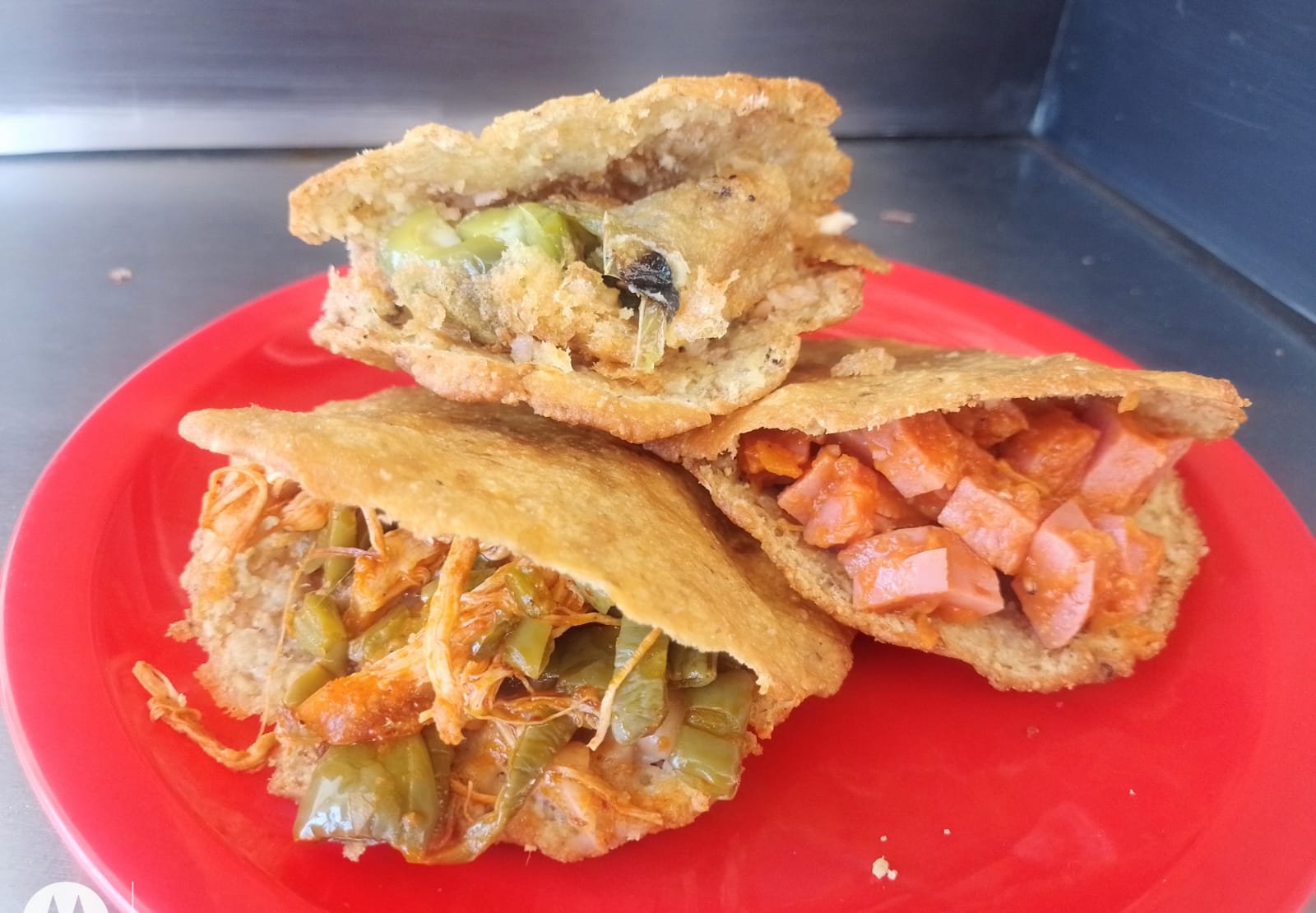 Gorditas de maíz quebrado con guiso